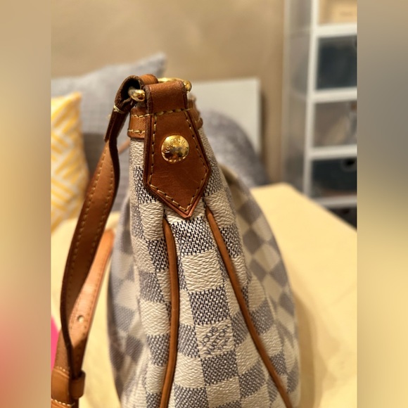 Traded** Louis Vuitton crossbody bag - Picture 12 of 16